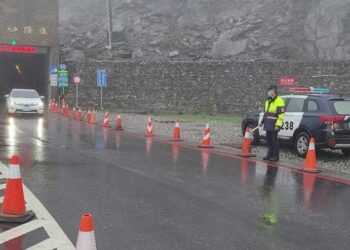 埡口降雪臺20線管制放行 關山警籲行前查詢路況確保安全!