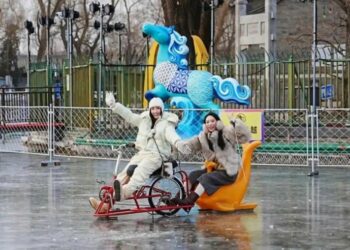 北京冰場雪場陸續開放  什剎海冰雪嘉年華揭幕