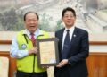 澎湖調查站主任林山峻榮調新竹　陳光復頒贈榮譽縣民證表彰守護澎湖貢獻