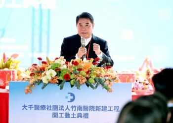 「咬耳朵」背後的苗栗心聲    鍾東錦向賴總統喊話：創稅多、回饋少　中央請多疼惜苗栗