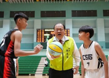 114學年度國小籃球聯賽熱血開打　陳光復開球勉勵小將展現澎湖三點水精神