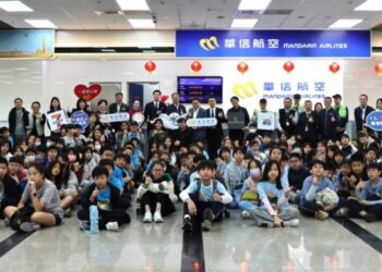 華信航空攜手松山機場 舉辦「小小飛行家」學習營 帶領學童走進機場 探索飛行夢想