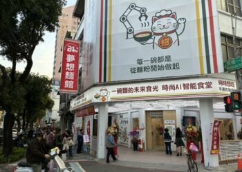 機器人主廚60秒現做　夢想麵館打造未來感用餐體驗