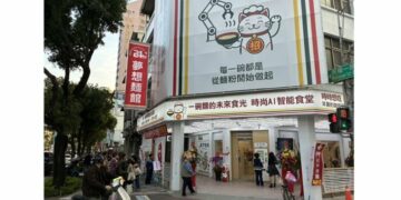 機器人主廚60秒現做　夢想麵館打造未來感用餐體驗