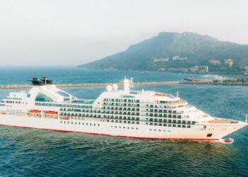 高雄港迎接今年首艘首航郵輪 由三井海洋郵輪富士號率先登場