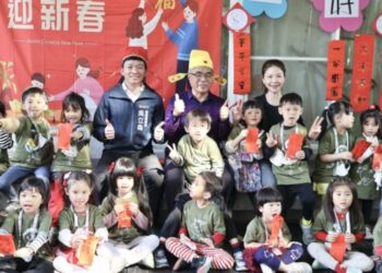童言送祝福，局長校長戴財神帽發紅包  河堤國小附設幼兒園圍爐活動洋溢年味