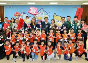 開箱新春小物與超人力霸王提燈 陳其邁祝福市民「馬」上幸福