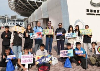 陳幸富議員代表康議長贈慰勞金  勉民生、民權國小學童奪佳績