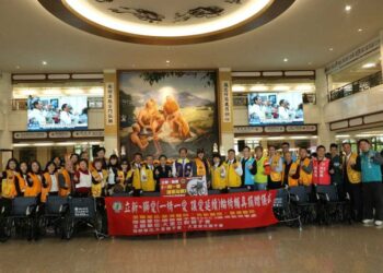 大里立新獅子會送暖 台中慈濟醫院獲贈愛心輪椅