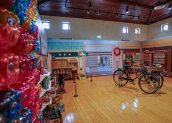 屏東演武場化身時光機 老街柑仔店、大紅豬撲滿添年味