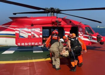 外籍油輪2名船員骨折受傷,海巡空勤聯手出動救援後送