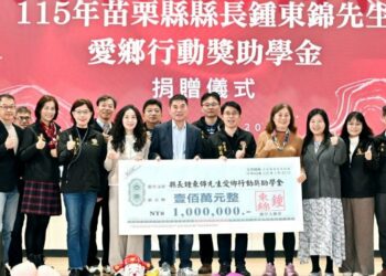 鍾東錦伉儷頒發「愛鄉行動獎助學金」 承諾助學一輩子、用教育翻轉人生