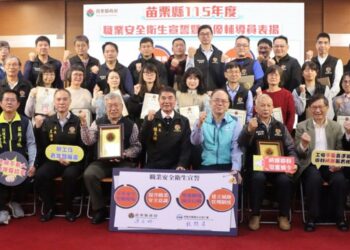 苗栗縣115年度職安衛宣誓暨證照表揚      縣長鍾東錦親致聘書肯定專業投入