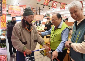 台電尖山發電廠陪長者辦年貨 陳光復肯定善盡社會責任