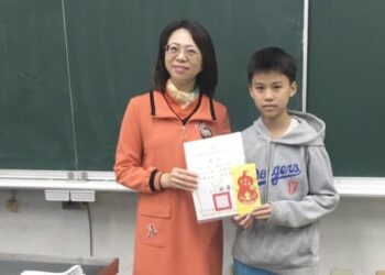 鳳山國中生暖心助長者過馬路 影片瘋傳感動全網