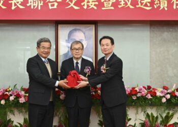 教育部辦理國立大學校長交接  高科大第三任校長吳忠信接受聘書