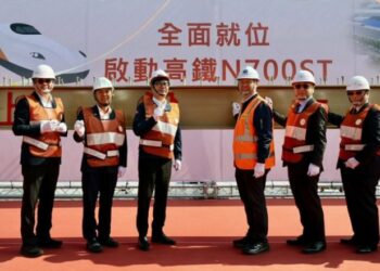 高鐵第二檢修廠上梁 陳其邁:強化維修量能 帶動高雄軌道產業升級