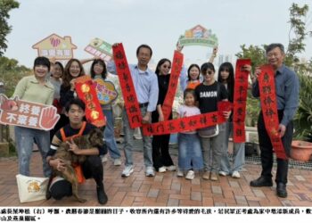 壽山收容所「毛星人」揮毫迎新春！浪浪腳印變身「梅花圖」萌翻全場