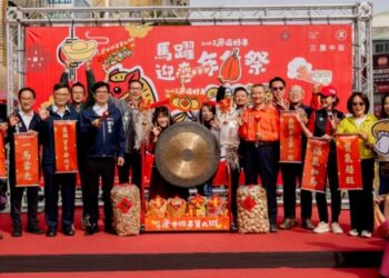 「2026高雄過好年」三鳳中街年貨大街磅礴起跑  陳其邁首發馬年限定小紅包