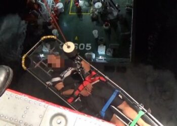 印尼籍漁工疑中風  空勤吊掛與海巡艦聯手救援成功後送就醫