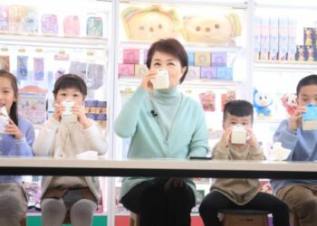 中市府將啟「台中有鈣讚計畫」 盧秀燕視察超商兌領機制 確保學童安心喝鮮奶