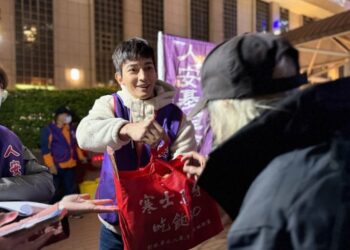 歲末送暖迎立春 王家梁夜訪弱勢送年禮 力挺人安寒士吃飽30