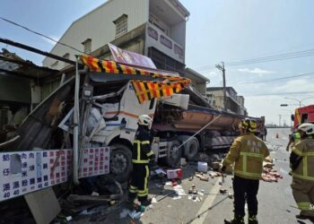 店面慘遭撞爛 嘉義砂石車連環撞波及早餐店 3人受傷送醫