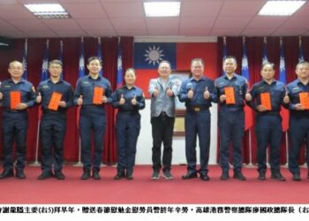 高雄港警友會謝龍隱主委拜早年 贈送春節慰勉金 慰勞員警終年辛勞