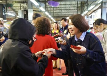 屏東縣周縣長率隊前往黃昏市場發紅包  宣導防詐騙