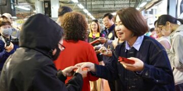 屏東縣周縣長率隊前往黃昏市場發紅包  宣導防詐騙