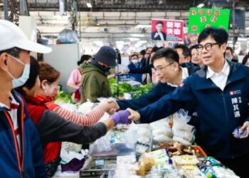 關心春節前農產品供應情形 陳其邁清晨巡訪鳳山、高雄果菜批發市場拜早年