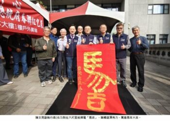 南服中心名家揮毫贈春聯 拓印宮娥門神祈福迎馬年