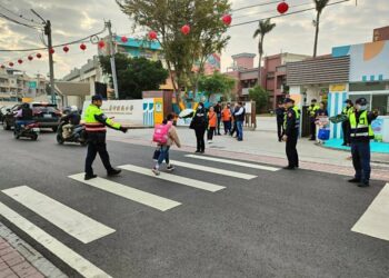 嘉縣警執行護童勤務 守護開學路