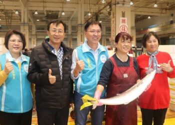 農曆年將至穩定供魚 漁業署長清晨視察中南部魚市場