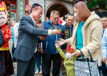 嘉義縣長翁章梁春節前夕送暖 大埔、阿里山鄉親喜收馬年小紅包