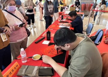 高雄榮總「躍馬揚蹄，品茗揮毫」贈春聯活動溫馨登場  金馬躍彩迎年順　共築友善職場新氣象