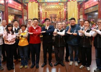 陳其邁展開新春祈福行程 傳遞新年祝福 民眾熱情帶超人力霸王公仔合照