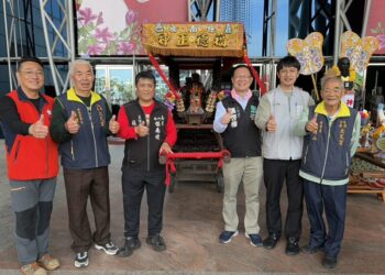 走遍舊諸羅與鄉親同行、傳承文化 嘉義市長參選人張啓楷全程扶轎參與迎春遶境