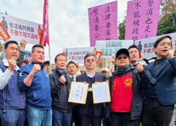 法案三讀卻領不到錢？退休警消怒告行政院  6000人集體訴訟捍衛法定權益