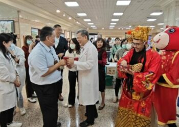 高雄榮總辦「福馬奔騰」年貨市集 打造友善幸福醫院