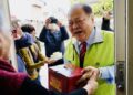 停餐不停關懷！陳光復慰問送餐志工 啟動春節「擁抱獨老」關懷物資發送
