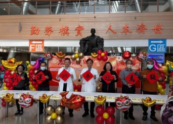 書法家揮毫贈春聯 嘉義長庚喜迎金馬年