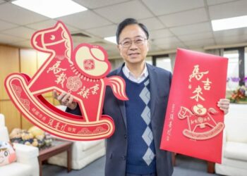 桃園市長、副市長年節走春 拜81間廟、發6萬福袋 「元氣搖搖馬」福袋夯 背上金元寶意寓「馬上賺錢」