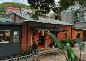 新北市金山   港口一個咖啡館  名字叫做「貪心」