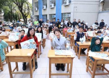 市府自籌4.5億全面汰換15萬套國中小課桌椅！盧秀燕親赴東興國小關心學生領用情形 阿公阿嬤也帶孫來領