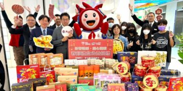 高雄大遠百馬躍新春 馬力全開迎好年 年菜捐贈南區老人之家 幸福愛無限