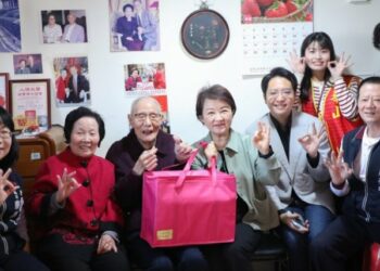 盧秀燕春節前夕探視百歲人瑞　籲社會關懷獨居弱勢溫暖過好年