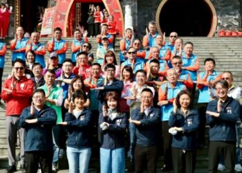 春節連假首日走訪鳳山、三民、鼓山參香拜廟　陳其邁祈願國家繁榮進步、祝馬上成功