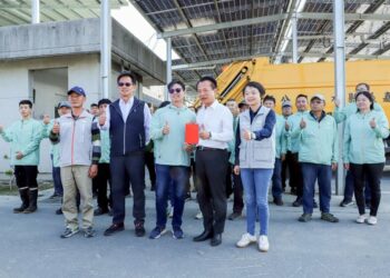 感謝隊員全年無休守護環境 嘉義縣長翁章梁赴水上清潔隊發小紅包