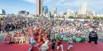 高雄冬日遊樂園「閃光召集令」情人節熱力放閃 十米氣膜升空  超人力霸王CP組合驚喜現身